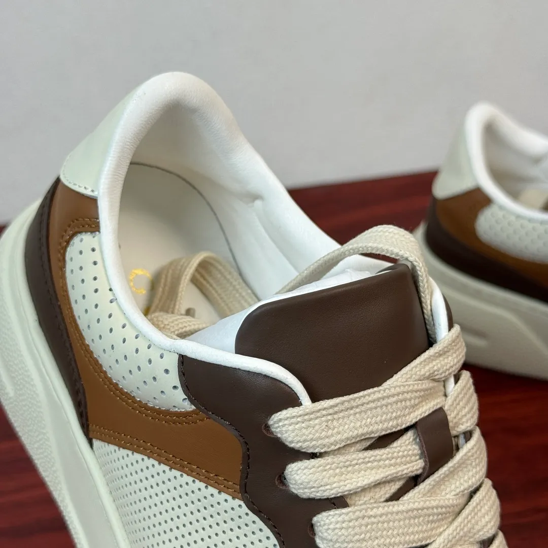 Batch 800 Gucci/Gucci new autumn men's leather sneakers thick-soled lightweight biscuit shoes! In the 2025 autumn and winter series, this sneaker adopts a thick-soled structure and cleverly uses the triple elements of silhouette design, color matching and material. Showcase retro style. This shoe is crafted from cow leather with webbing details and features a lightweight rubber sole for added sophistication. Multiple leathers are finely tailored and precision motorcycle composite splicing creates a full sense of layering. Full calfskin lining and insole, gold logo letter badge details, 5CM thickened lightweight rubber sole, air-glue stitching process, durable without opening the glue and excellent on-foot comfort, flat last shape, easy to match with all types of pants, and comes with a full set of packaging! Size: 39-40-41-42-43-44 leather shoe size (38.45 can be customized) Item number: 431920 full leather white coffee